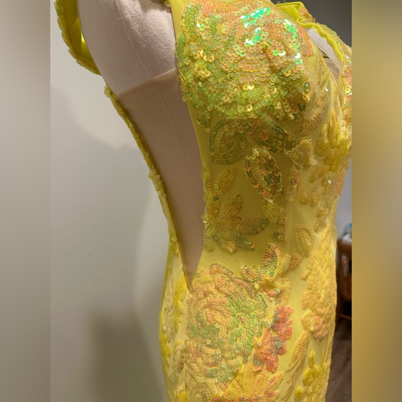 Prom•special occasion•pageant. NWT size 6. Gorgeous yellow color! - Picture 5 of 7